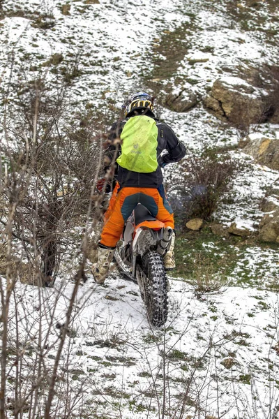 Odessa Ucrania Diciembre 2014 Motociclista Todoterreno Ruta Todoterreno Pasa Las —  Fotos de Stock