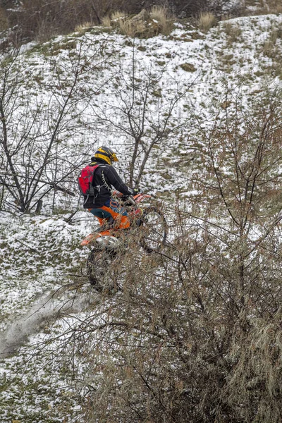 Odessa Ucraina Dicembre 2014 Motociclista Fuoristrada Motocross Passa Attraverso Montagne — Foto Stock