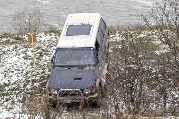 オデッサ ウクライナ 2014 オフロード 車冬の山のクローズ アップ 2014 オデッサ ウクライナの道路パス スポーツ路線で — ストック写真