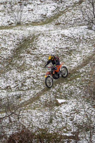 Odessa Ukraina Grudnia 2014 Road Motocyklista Motocross Szosami Przechodzi Zimie — Zdjęcie stockowe