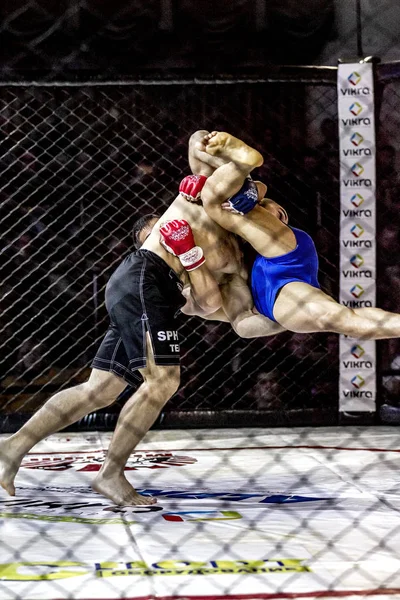 Odessa, Ukrayna - 13 Aralık: Atletizm Mma, karışık dövüş sanatları savaşçı hücrede rekabet neden yumruk atıyor ve başladı. Dramatik an savaş, 13 Aralık 2014 Odessa, Ukrayna