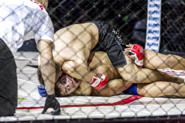 Odessa, Ukrayna - 13 Aralık: Atletizm Mma, karışık dövüş sanatları savaşçı hücrede rekabet neden yumruk atıyor ve başladı. Dramatik an savaş, 13 Aralık 2014 Odessa, Ukrayna