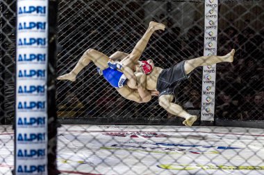 Odessa, Ukrayna - 13 Aralık: Atletizm Mma, karışık dövüş sanatları savaşçı hücrede rekabet neden yumruk atıyor ve başladı. Dramatik an savaş, 13 Aralık 2014 Odessa, Ukrayna