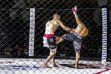 Odessa, Ukrayna - 13 Aralık: Atletizm Mma, karışık dövüş sanatları savaşçı hücrede rekabet neden yumruk atıyor ve başladı. Dramatik an savaş, 13 Aralık 2014 Odessa, Ukrayna