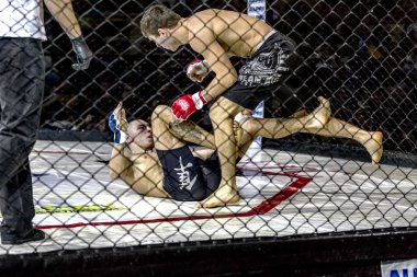 Odessa, Ukrayna - 13 Aralık: Atletizm Mma, karışık dövüş sanatları savaşçı hücrede rekabet neden yumruk atıyor ve başladı. Dramatik an savaş, 13 Aralık 2014 Odessa, Ukrayna