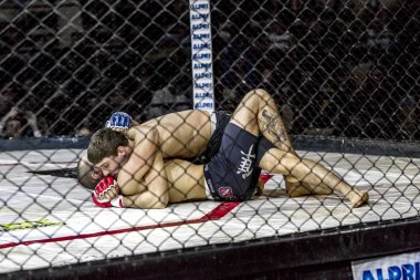 Odessa, Ukrayna - 13 Aralık: Atletizm Mma, karışık dövüş sanatları savaşçı hücrede rekabet neden yumruk atıyor ve başladı. Dramatik an savaş, 13 Aralık 2014 Odessa, Ukrayna