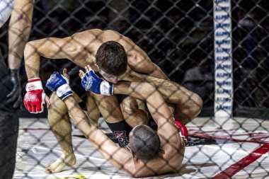 Odessa, Ukrayna - 13 Aralık: Atletizm Mma, karışık dövüş sanatları savaşçı hücrede rekabet neden yumruk atıyor ve başladı. Dramatik an savaş, 13 Aralık 2014 Odessa, Ukrayna