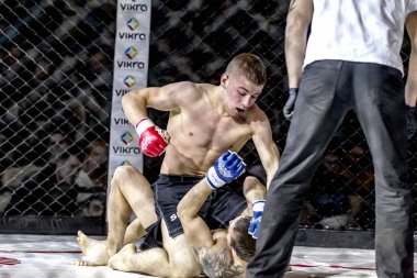 Odessa, Ukrayna - 13 Aralık: Atletizm Mma, karışık dövüş sanatları savaşçı hücrede rekabet neden yumruk atıyor ve başladı. Dramatik an savaş, 13 Aralık 2014 Odessa, Ukrayna