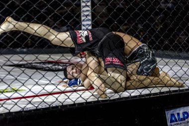 Odessa, Ukrayna - 13 Aralık: Atletizm Mma, karışık dövüş sanatları savaşçı hücrede rekabet neden yumruk atıyor ve başladı. Dramatik an savaş, 13 Aralık 2014 Odessa, Ukrayna