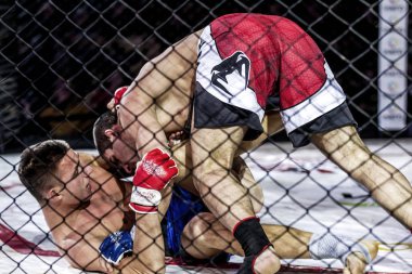 Odessa, Ukrayna - 13 Aralık: Atletizm Mma, karışık dövüş sanatları savaşçı hücrede rekabet neden yumruk atıyor ve başladı. Dramatik an savaş, 13 Aralık 2014 Odessa, Ukrayna