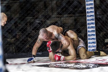 Odessa, Ukrayna - 13 Aralık: Atletizm Mma, karışık dövüş sanatları savaşçı hücrede rekabet neden yumruk atıyor ve başladı. Dramatik an savaş, 13 Aralık 2014 Odessa, Ukrayna