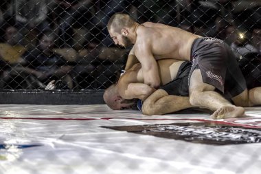Odessa, Ukrayna - 13 Aralık: Atletizm Mma, karışık dövüş sanatları savaşçı hücrede rekabet neden yumruk atıyor ve başladı. Dramatik an savaş, 13 Aralık 2014 Odessa, Ukrayna