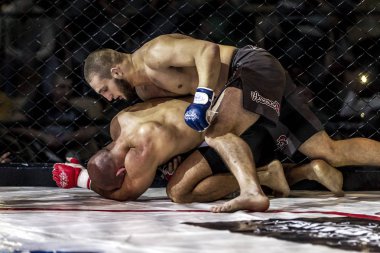 Odessa, Ukrayna - 13 Aralık: Atletizm Mma, karışık dövüş sanatları savaşçı hücrede rekabet neden yumruk atıyor ve başladı. Dramatik an savaş, 13 Aralık 2014 Odessa, Ukrayna