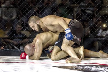 Odessa, Ukrayna - 13 Aralık: Atletizm Mma, karışık dövüş sanatları savaşçı hücrede rekabet neden yumruk atıyor ve başladı. Dramatik an savaş, 13 Aralık 2014 Odessa, Ukrayna