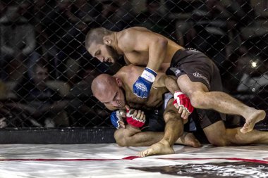 Odessa, Ukrayna - 13 Aralık: Atletizm Mma, karışık dövüş sanatları savaşçı hücrede rekabet neden yumruk atıyor ve başladı. Dramatik an savaş, 13 Aralık 2014 Odessa, Ukrayna