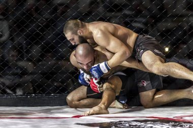 Odessa, Ukrayna - 13 Aralık: Atletizm Mma, karışık dövüş sanatları savaşçı hücrede rekabet neden yumruk atıyor ve başladı. Dramatik an savaş, 13 Aralık 2014 Odessa, Ukrayna