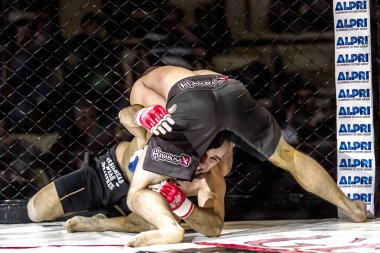 Odessa, Ukrayna - 13 Aralık: Atletizm Mma, karışık dövüş sanatları savaşçı hücrede rekabet neden yumruk atıyor ve başladı. Dramatik an savaş, 13 Aralık 2014 Odessa, Ukrayna