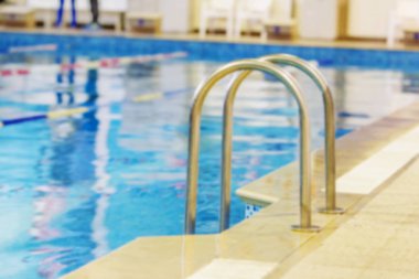 Hafif spor yüzme havuzu arka plan bulanık. Banyo iç spor bilardo, bölünmüş yolları yüzücüler, yarışma sırasında başlatmak için tablolar için yüzme. Odak noktası olarak boş bir tasarım olmadan hafif arka plan