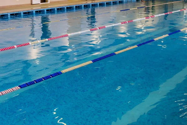 スポーツ スイミング プール インテリア Spotrivnogo プール 分かれて水泳水泳 競技中に開始するテーブル用レーン — ストック写真