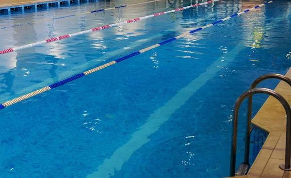 スポーツ スイミング プール インテリア Spotrivnogo プール 分かれて水泳水泳 競技中に開始するテーブル用レーン — ストック写真