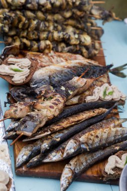 Reklam menü için yaratıcı arka plan: kızarmış balık, mavi cockleshell midye şiş ızgara. sağlıklı diyet deniz ürünleri yemekleri bir reklam menüsü için güzel resim. Seçici focu