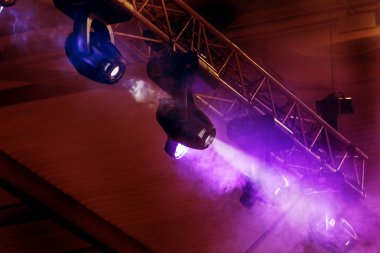 Sahne ışıkları. Arka planda gösteri. Karanlıkta ışık spot. Tiyatro sahne iç projektör ile aydınlatılır. Sahne ışıkları ve konser sırasında duman sahne. Rampa karanlıkta çeşitli projektörler