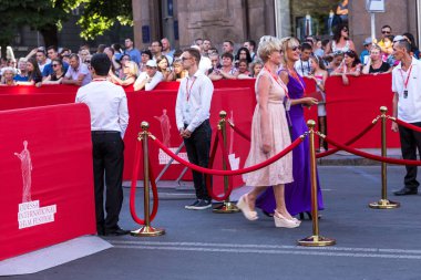 Odessa, Ukrayna - 15 Temmuz 2016: Odessa, kırmızı halı açılış 6 Uluslararası Film Festivali. O bir fotoğrafçı olarak çalıştı. Birçok seyirci ve paparazzi göz alıcı konuklar görüştüm.