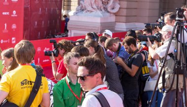 Odessa, Ukrayna - 15 Temmuz 2016: Odessa, kırmızı halı açılış 6 Uluslararası Film Festivali. O bir fotoğrafçı olarak çalıştı. Birçok seyirci ve paparazzi göz alıcı konuklar görüştüm.