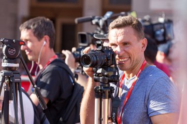 Odessa, Ukrayna - 15 Temmuz 2016: Odessa, kırmızı halı açılış 6 Uluslararası Film Festivali. O bir fotoğrafçı olarak çalıştı. Birçok seyirci ve paparazzi göz alıcı konuklar görüştüm.