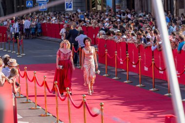 Odessa, Ukrayna - 15 Temmuz 2016: Odessa, kırmızı halı açılış 6 Uluslararası Film Festivali. O bir fotoğrafçı olarak çalıştı. Birçok seyirci ve paparazzi göz alıcı konuklar görüştüm.