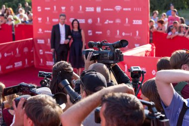Odessa, Ukrayna - 15 Temmuz 2016: Odessa, kırmızı halı açılış 6 Uluslararası Film Festivali. O bir fotoğrafçı olarak çalıştı. Birçok seyirci ve paparazzi göz alıcı konuklar görüştüm.