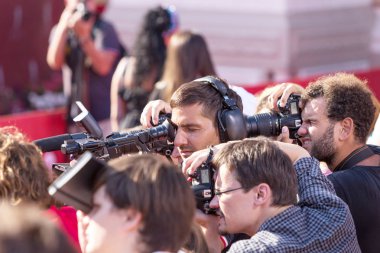 Odessa, Ukrayna - 15 Temmuz 2016: Odessa, kırmızı halı açılış 6 Uluslararası Film Festivali. O bir fotoğrafçı olarak çalıştı. Birçok seyirci ve paparazzi göz alıcı konuklar görüştüm.