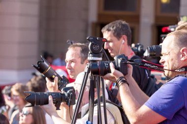 Odessa, Ukrayna - 15 Temmuz 2016: Odessa, kırmızı halı açılış 6 Uluslararası Film Festivali. O bir fotoğrafçı olarak çalıştı. Birçok seyirci ve paparazzi göz alıcı konuklar görüştüm.