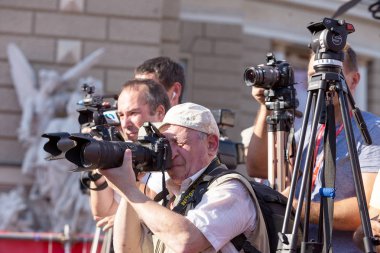 Odessa, Ukrayna - 15 Temmuz 2016: Odessa, kırmızı halı açılış 6 Uluslararası Film Festivali. O bir fotoğrafçı olarak çalıştı. Birçok seyirci ve paparazzi göz alıcı konuklar görüştüm.