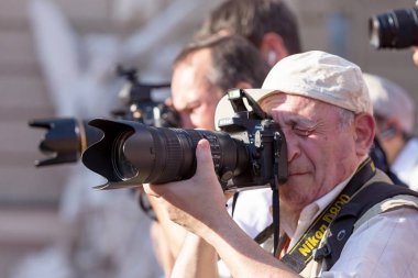 Odessa, Ukrayna - 15 Temmuz 2016: Odessa, kırmızı halı açılış 6 Uluslararası Film Festivali. O bir fotoğrafçı olarak çalıştı. Birçok seyirci ve paparazzi göz alıcı konuklar görüştüm.