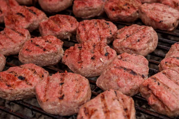 Roston Sült Grillezett Grillezett Shish Kebab Sült Hús Burgers Főznek — Stock Fotó