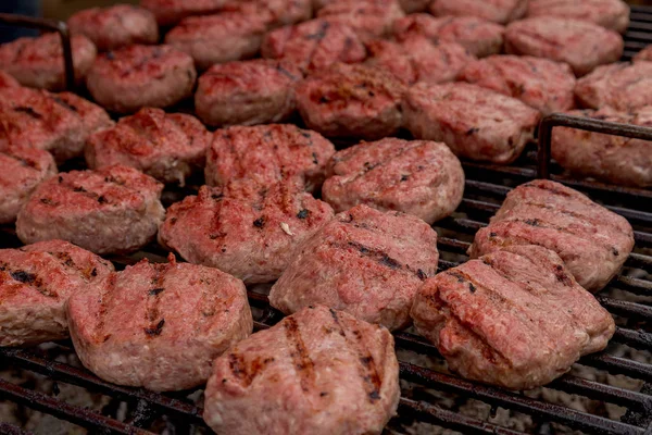 Gegrillt Gegrillt Gegrillter Dönerspieß Fleisch Gebratene Burger Auf Offenem Feuer — Stockfoto