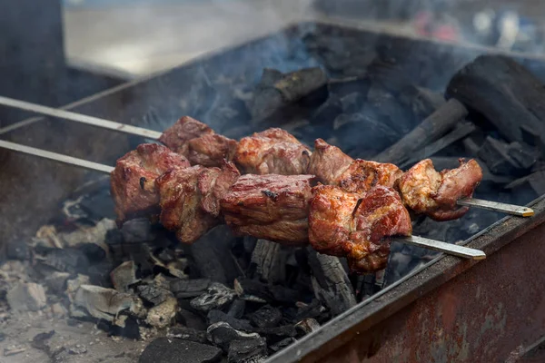 구운된 장소에서 인기의 한입니다 Shashlik 원래에서 만들어졌다 양고기 클로즈업 — 스톡 사진