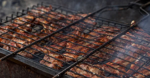 구운된 장소에서 인기의 한입니다 Shashlik 원래에서 만들어졌다 양고기 클로즈업 — 스톡 사진