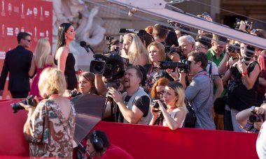 Odessa, Ukrayna - 15 Temmuz 2016: Odessa, kırmızı halı açılış 6 Uluslararası Film Festivali. O bir fotoğrafçı olarak çalıştı. Birçok seyirci ve paparazzi göz alıcı konuklar görüştüm.