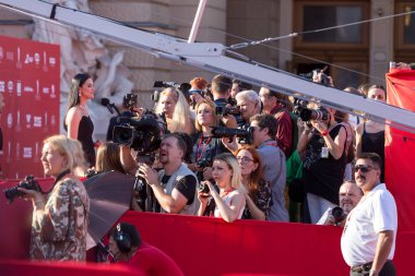 Odessa, Ukrayna - 15 Temmuz 2016: Odessa, kırmızı halı açılış 6 Uluslararası Film Festivali. O bir fotoğrafçı olarak çalıştı. Birçok seyirci ve paparazzi göz alıcı konuklar görüştüm.