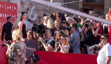 Odessa, Ukrayna - 15 Temmuz 2016: Odessa, kırmızı halı açılış 6 Uluslararası Film Festivali. O bir fotoğrafçı olarak çalıştı. Birçok seyirci ve paparazzi göz alıcı konuklar görüştüm.