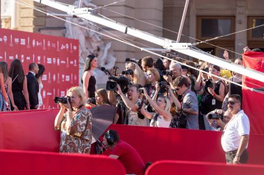 Odessa, Ukrayna - 15 Temmuz 2016: Odessa, kırmızı halı açılış 6 Uluslararası Film Festivali. O bir fotoğrafçı olarak çalıştı. Birçok seyirci ve paparazzi göz alıcı konuklar görüştüm.