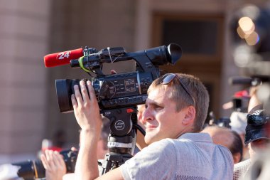 Odessa, Ukrayna - 15 Temmuz 2016: Odessa, kırmızı halı açılış 6 Uluslararası Film Festivali. O bir fotoğrafçı olarak çalıştı. Birçok seyirci ve paparazzi göz alıcı konuklar görüştüm.