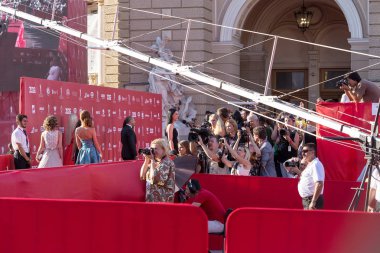 Odessa, Ukrayna - 15 Temmuz 2016: Odessa, kırmızı halı açılış 6 Uluslararası Film Festivali. O bir fotoğrafçı olarak çalıştı. Birçok seyirci ve paparazzi göz alıcı konuklar görüştüm.