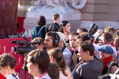 Odessa, Ukrayna - 15 Temmuz 2016: Odessa, kırmızı halı açılış 6 Uluslararası Film Festivali. O bir fotoğrafçı olarak çalıştı. Birçok seyirci ve paparazzi göz alıcı konuklar görüştüm.