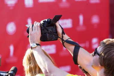 Odessa, Ukrayna - 15 Temmuz 2016: Odessa, kırmızı halı açılış 6 Uluslararası Film Festivali. O bir fotoğrafçı olarak çalıştı. Birçok seyirci ve paparazzi göz alıcı konuklar görüştüm.