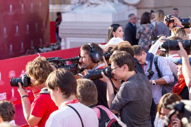 Odessa, Ukrayna - 15 Temmuz 2016: Odessa, kırmızı halı açılış 6 Uluslararası Film Festivali. O bir fotoğrafçı olarak çalıştı. Birçok seyirci ve paparazzi göz alıcı konuklar görüştüm.