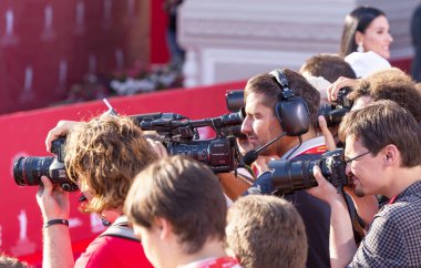 Odessa, Ukrayna - 15 Temmuz 2016: Odessa, kırmızı halı açılış 6 Uluslararası Film Festivali. O bir fotoğrafçı olarak çalıştı. Birçok seyirci ve paparazzi göz alıcı konuklar görüştüm.