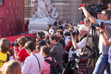Odessa, Ukrayna - 15 Temmuz 2016: Odessa, kırmızı halı açılış 6 Uluslararası Film Festivali. O bir fotoğrafçı olarak çalıştı. Birçok seyirci ve paparazzi göz alıcı konuklar görüştüm.